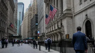 Wall Street Weighs Earnings Against Geopolitical Uncertainty